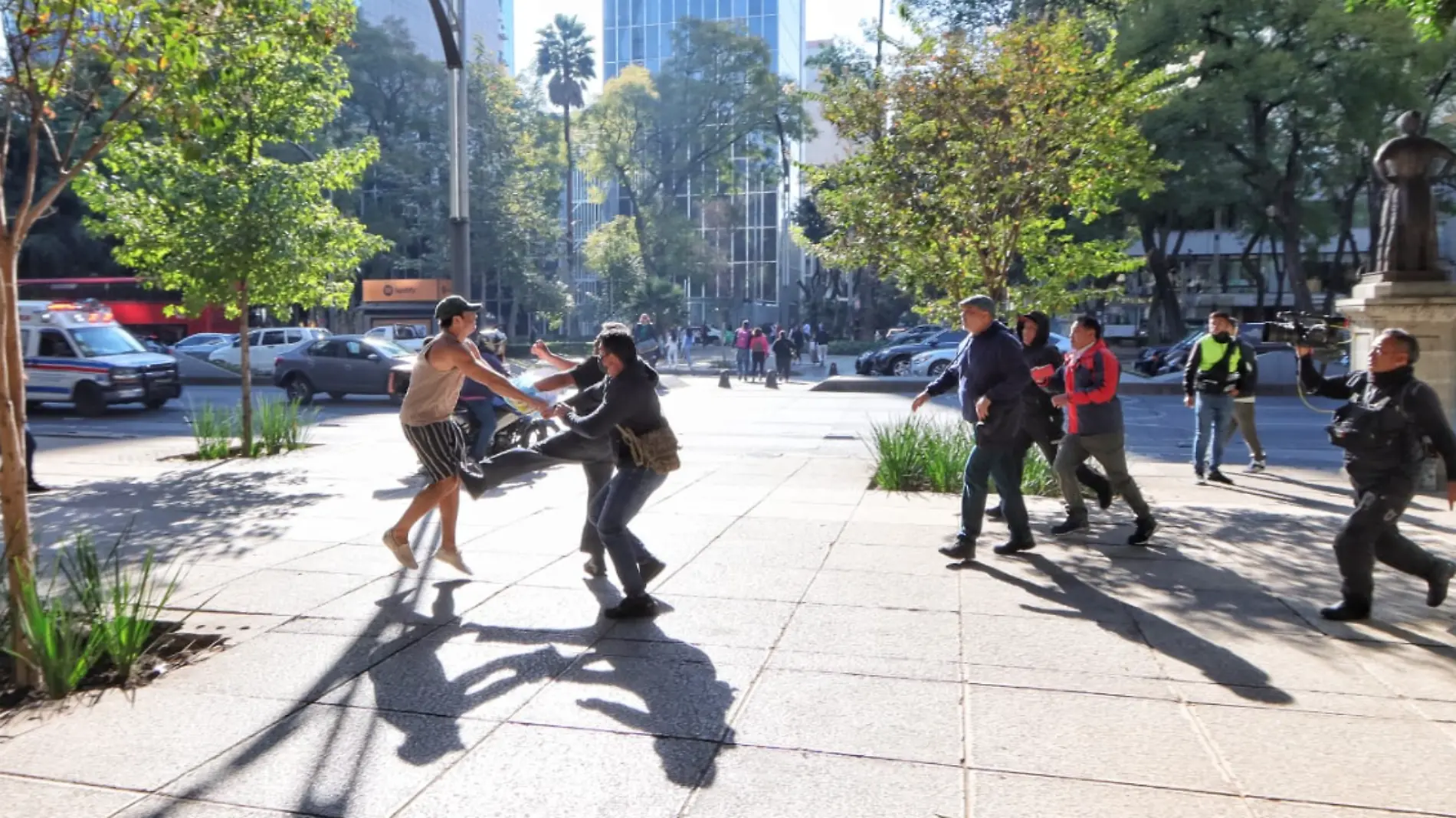 Integrantes del SME realizan protesta en la embajada de Argentina, en Paseo de la Reforma-INT3